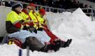 Da können auch die Sanitäter nicht helfen: Hannover 96 kassierte gegen Werder Bremen eine heftige Klatsche und taumelt weiter dem Abstieg entgegen. Ob die Rettung des Patienten Hannover 96 noch möglich ist?
 Foto: ddp