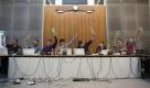 Die Mitglieder der Piratenpartei Pavel Mayer (v.l.), Alexander Morlang, Fabio Reinhardt, Christopher Lauer, Martin Delius, Susanne Graf, Heiko Herberg und Gerwald Claus-Brunner stimmen am Dienstag (27.09.11) im Abgeordnetenhaus in Berlin bei der Fraktionssitzung ueber die Satzung ab. Die Piraten waren zu ihrer zweiten Fraktionssitzung nach ihrem Einzug ins Stadtparlament von Berlin zusammengekommen. Thema war unter anderem die kuenftige Fuehrungsstruktur der Partei. Unklar ist weiterhin, ob und wann die neu ins Parlament eingezogene Partei eine Fraktionsspitze waehlt. (zu dapd-Text)
Foto: Steffi Loos/dapd Foto: dapd