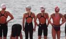 Die Freischwimmerinnen kurz vor dem Sprung ins Wasser.  Foto: dpa