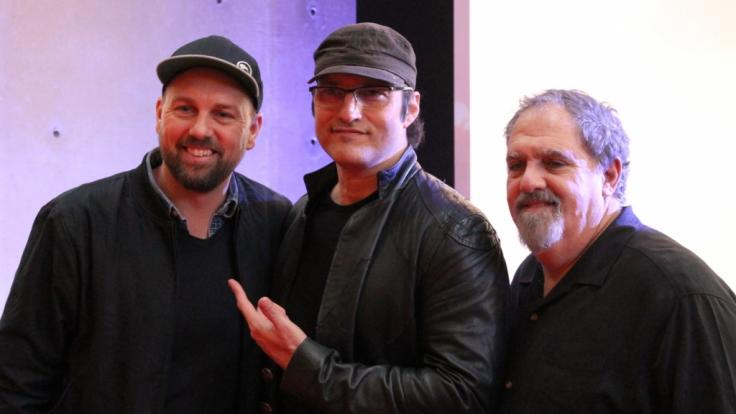 Steven Gätjen mit Regisseur Robert Rodriguez und Produzent Jon Landau am Rande der Pressekonferenz zum Film.