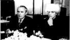 Der Miltimedia-Star David Bowie (r) spielt in dem Film 'Basquiat' den Pop-Künstler Andy Warhol, Dennis Hopper (l) den Kunsthändler Bruno. Der Film schildert den kometenhaften Aufstieg des 19jährigen Jean-Michel Basquiat zum ersten schwarzen Künstlerkönig der New Yorker Kunstszene. Filmstart ist am 12.Dezember. dpa Foto: dpa