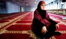 Yassmine el Ksaihi posiert im Gebetsaal der Polder-Moschee in Amsterdam. Im Gegensatz zu anderen Moscheen beten Männer und Frauen hier nicht getrennt. Damit ist die Moschee in den Niederlanden die einzige ihrer Art. Foto: ap