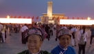 Frauen aus ethnischen Minderheiten besuchen den Platz des Himmlischen Friedens in Peking. China muss mehr tun, um das Leben der Minderheiten zu verbessern, sagte ein Regierungsbeamter. Foto: ap