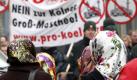 Zwei Studien über Deutsche und Ausländer, zwei gegenteilige Ergebnisse: Der Hass auf Ausländer und andere Randgruppen wächst, sagt die eine. Deutsche sind besonders fremdenfreundlich, die andere. Wie passt das zusammen? Foto: dapd