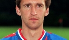 Am 23. April 1998 brach der Fuballer Axel Jptner (FC Carl Zeiss Jena) nach dem Training bewusstlos zusammen und verstarb einen Tag spter an den Folgen des Herzinfarktes, der durch eine unerkannte Herzmuskelentzndung hervorgerufen worden war. Nach seinem Tod verklagte die Witwe den Mannschaftsarzt des FC auf Schadenersatz und Schmerzensgeld. Der Arzt habe Jptner (28) trotz Erkrankung als spieltauglich eingestuft. Die Klage wurde in der ersten Instanz abgewiesen. Foto: dpa