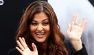 Die indische Schauspielerin Aishwarya Rai winkt beim internationalen Filmfestival im südkoreanischen Busan ins Publikum. Die 36-Jährige war 1994 die Miss World und spielte in Der Rosarote Panther 2 mit. Foto: dapd