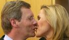 ARCHIV - Ministerpräsident Christian Wulff (CDU) küsst in Hannover nach den ersten Prognosen der Landtagswahl in Niedersachsen seine damalige Lebensgefährtin und jetzige Ehefrau Bettina (Archivfoto vom 27.01.2008). Ein Jahr nach der Wiederwahl von Wulff als Regierungschef und der Neuauflage der schwarz-gelben Koalition (26. Februar 2008) brodelt es. Bereits im Mai vergangenen Jahres gingen mehr als 10 000 Lehrer gegen Wulff und seine neue Kultusministerin auf die Straße. Die Ein-Jahres-Bilanz trüben aber auch Rückschläge wie der teils rechtswidrige Verkauf der Landeskrankenhäuser, Querelen bei der Neugründung der Niedersächsischen Technischen Hochschule und der Dauerstreit um die Härtefallkommission für abgelehnte Asylbewerber. Foto: Holger Hollemann dpa/lni (zu lni 0464 vom 23.02.2009) +++(c) dpa - Bildfunk+++ Foto: dpa