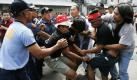Ein katholischer Priester versucht in Manila, Philippinen, zu vermitteln, während Polizeioffiziere versuchen, Demonstranten, die sich an die Tore des Malacanang Palastes gekettet haben, auseinander zu bringen. Die Demonstranten protestieren gegen das Besprühen von Bananenplantagen im Süden des Landes. Foto: ap
