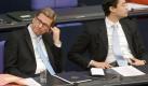 Atemlose Spannung im Parlament: Bundesaußenminister Westerwelle (l) und Bundeswirtschaftsminister und Vize-Kanzler Rösler (beide FDP) während einer Sitzung im Bundestag. Foto: Rainer Jensen Foto: dpa