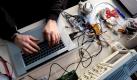 Ein Besucher des 27. Congresses des Chaos Computer Clubs (CCC) in Berlin an seinem Laptop. Der CCC ist eine Hackervereinigung, die politische Debatten zu Themen vorantreibt. Foto: Tim Brakemeier  Foto: dpa