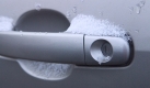 Der Frost greift auch andere Autoteile an: Manchmal kommt man deswegen nicht einmal mehr in das Auto. Vor eingefrorenen Schlssern oder Trdichtungen kann man sich einfach mit Silikonspray schtzen: Vor der Reise sollten die Dichtungen und das Schloss eingesprht werden, dann eist auch nichts mehr ein. Foto: news.de