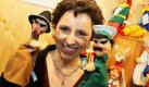 Die bayerische Familien- und Arbeitsministerin Christine Haderthauer (CSU) vergnügt sich auf der Spielwarenmesse in Nürnberg am Stand des Handpuppen-Herstellers Kersa. Haderthauer gab die Ergebnisse der Kontrollen der Gewerbeaufsicht bekannt und bemängelte, dass etwa jedes sechste Spielzeug in diesem Jahr wegen Sicherheitsmängeln beanstandet wurde. Foto: dpa
