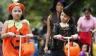 Children dressed in their colorful costumes make the rounds of the houses at a subdivision at the financial district of Makati city in the annual 'Trick or Treat' tradition on Halloween Monday, Oct. 31, 2011 east of Manila, Philippines. (AP Photo/Bullit Marquez) Foto: dapd