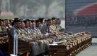 Eigene Reihe für die Mützen: Bei einer Zeremonie zum 67. Jahrestag der Armee von Myanmar 'sitzen' die Mützen der Militärs in der ersten Reihe. Foto: Nyein Chan Naing Foto: dpa