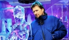 Der Schauspieler Michael Fitz steht neben einer Eisskulptur in einer Icebar in Hamburg.  Foto: dpa