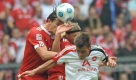 Der Abwehrspieler wie schon gegen Haifa als Torjäger: Münchens Daniel van Buyten (l) gemeinsam mit Anatoli Tymoshchuk im Luftkampf gegenClubberer Christian Eigler. Foto: dpa