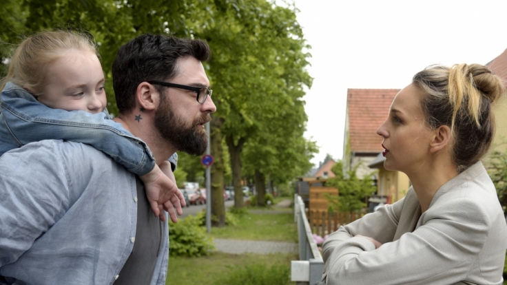Lena (Mitzi Kunz) ist sich sicher, dass sich Mama (Petra Schmidt-Schaller) und Papa (Paul