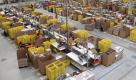 Das Warenlager der Amazon Distribution GmbH, aufgenommen am Donnerstag (16.12.10) in Leipzig. Im Lager des Versandhaendlers Amazon in Leipzig herrscht in diesen Tagen Hochbetrieb. Rund 3000 Zeitarbeiter hat der US-Konzern eingestellt, um die Bestellungen in der Vorweihnachtszeit abarbeiten zu koennen. In drei Schichten, rund um die Uhr, laufen die Arbeiter mit Packwagen durch die schier endlosen Regalreihen, laden die Ware ein, schieben den Wagen zu den Kommissionierstaenden, wo sie von den Kollegen zu Sendungen zusammengestellt werden. (zu dapd-Text)
Foto: Sebastian Willnow/dapd Foto: ddp