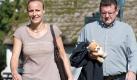 Gino Leonhard, Spitzenkandidat der FDP, kommt mit seiner Frau Lydia zur Stimmabgabe in Ralswiek. Foto: dpa