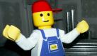 Im Legoland Günzburg arbeiten Studenten für etwa acht Euro Stundenlohn als lebensgroße Legofiguren. Das Kostüm ist allerdings nur teilweise aus Plastik. Foto: ddp