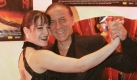 Der Argentinier Juan Carlos Copes, Hauptdarsteller und Choreograph des Films 'Tango', tanzt am Mittwoch abend (27.10.1998) bei der Filmpremiere in München einen Tango mit seiner Tochter Joana. In dem Film des argentinischen Regisseurs Carlos Saura geht es um Emotionen und erotische Tanzsequenzen. Im Mittelpunkt steht der Tango. Bundesweiter Start ist am Donnerstag (29. 10.1998).

  Foto: dpa