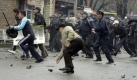 Participants of Kyrgyz opposition rally throw stones at riot police during unrest in Bishkek, Kyrgyzstan 07 April 2010. Anti-government riots have broken out across Kyrgyzstan, with 17 people reported killed on 07 April 2010 as police clashed with demonstrators in the capital Bishkek. EPA/IGOR KOVALENKO +++(c) dpa - Bildfunk+++ Foto: dpa