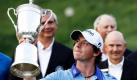 Der 22-jährige Rory McIlroy aus Nordirland feiert seinen Sieg bei den US Open Golf-Weltmeisterschaften in Bethesda, Maryland. Der Sportler zeigte sich souverän und zog mit nur acht Schlägen in der Finalrunde an allen Konkurrenten vorbei. Foto: dapd