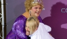 Comedian Ilka Bessin (Cindy aus Marzahn), links, und Ross Antony posieren am Dienstag, 20. Oktober 2009, auf dem roten Teppich zum Deutschen Comedy Preis 2009 in Koeln.
 Foto: ap