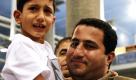Nach einem Jahr hält er wieder seinen Sohn im Arm: Shahram Amiri, der irakische Wissenschaftler, der angeblich durch die USA entführt wurde,. Amiri sagte nach seiner Ankunft, dass er durch die CIA im Juni 2009 in Saudi Arabien verschleppt worden wäre und von dort aus in einem US-amerikanischen Militärflugzeug in die Vereinigten Staaten gebracht worden wäre. Seitdem hätte er physische und mentale Folter über sich ergehen lassen müssen, die ihn zwingen wollten, zu behaupten er wäre freiwillig nach Amerika gekommen um geheime Informationen über das iranische Atomprogramm zu verraten, sagte Amiri. Foto: dpa