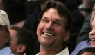 In this May 23, 2008 file photo, actor Patrick Swayze watches the Los Angeles Lakers and San Antonio Spurs play in the first half in Game 2 of the NBA Western Conference basketball finals in Los Angeles. Swayze's publicist Annett Wolf says the 57-year-old 'Dirty Dancing' actor died Foto: ap