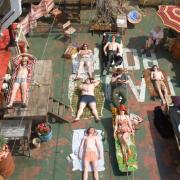 Leicht bekleidet. Aber sexy? Die Jungs vom Radio-Schiff in der Musik-Komödie Radio Rock Revolution.