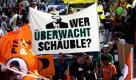 Teilnehmer einer Demonstration gegen Überwachung durch den Staat 
versammeln sich am Samstag (12.09.2009) auf dem Potsdamer Platz in 
Berlin. Zu der Demonstration haben Gewerkschaften, Parteien, 
Menschenrechtsorganisationen, Berufsverbände und Bürgerinitiativen 
aufgerufen. Foto: Arno Burgi dpa/lbn +++(c) dpa - Bildfunk+++
 Foto: dpa