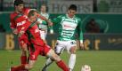 Das Zweitligaduell zwischen der SpVgg Greuther Fürth und dem FC Augsburg war hart umkämpft und durchaus kurios. Nach 90 Minuten stand es 1:1. In der Verlängerung fielen vier weitere Treffer. Die Augsburger gingen mit 4:2 als Sieger vom Platz. Foto: dpa