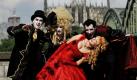 Alexander (von links), Christina, Bernd und Franca posieren bei einem Fototermin zur Messe InterKarneval  Die Erlebnismesse für Karneval und Brauchtum in Köln in Vampirkostümen. Die beliebte Karnevalsmesse findet von Freitag bis Sonntag statt. Foto: ddp
