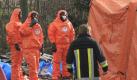 Helfer stehen nach einem Chemieunfall auf dem Gelände einer Speditionsfirma nahe der Stadthalle in Homberg vor dem Dekontaminationszelt. Etwa 130 Personen, darunter Arbeiter und Einsatzkräfte, kamen auf dem Firmengelände mit Dämpfen in Berührung. Der Chemieunfall in Nordhessen hatte in der Nacht einen Großeinsatz der Feuerwehr ausgelöst. Ein Gabelstapler beschädigte im Zwischenlager des Transportunternehmens ein 200-Liter-Fass mit Thiophenol. Etwa 30 Liter der giftigen Schwefelverbindung liefen aus. Foto: dapd