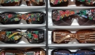 Hauptsache schrill: Bunte Farben und aufwendige Verzierungen mache Sonnenbrillen zu unbersehbaren Schmuckstcken. (Bild: Ed Hardy/dpa/tmn) Foto: dpa