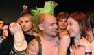 «Sie spielen unser Lied», scheinen diese frischverliebten Festivalbesucher zu denken, ganz im Gegensatz ... Foto: ddp