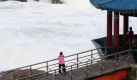 Im Frühsommer beginnt in Japan die Taifun-Saison. Der verheerendste Wirbelsturm war der Ise-wan-Taifun von 1959, bei dem über 5000 Menschen ums Leben kamen. Die Winde tragen auch dazu bei, dass Japan verstärkt von Umweltverschmutzung betroffen ist. Foto: dpa