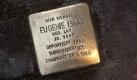 Ein so genannter «Stolperstein» des Kölner Künstlers Gunter Demnig liegt nach der Verlegung des Steins in der Kyreinstrasse in München vor dem ehemaligen Wohnhaus von Eugenie Isaac (1867 bis 1943), die während des Zweiten Weltkrieges 1942 von Nationalsozialisten in das Konzentrationslager Theresienstadt im heutigen Terezin deportiert und dort am 29. Januar 1943 ermordet wurde. Der Kölner Künstler Demnig versteht sein Projekt als «dezentrales Mahnmal», das an NS-Opfer in ganz Deutschland an der Stelle ihrer ehemaligen Wohnorte erinnern soll. Foto: dapd