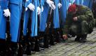 Mitglieder der Ehrengarde der serbischen Armee lassen vor einer nationalen Zeremonie am Grab des Unbekannten Soldaten in Mount Avala in der Nähe von Belgrad ein letztes Mal ihre Stiefel überprüfen. Zum 207. Mal jährt sich im Land der erste serbische Aufstand und die Gründung des modernen serbischen Staates. Foto: dapd
