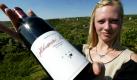 Unter Kollegen darf es ruhig mal eine ganz neutrale Flasche Wein sein. Wenn man lieber weißen als den geschenkten roten Wein trinkt, dann darf der gute Tropfen ohne schlechtes Gewissen weiterverschenkt werden. Foto: ddp