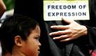 Vor dem Außenministerium im philippinischen Manila demonstrieren Protestler, um die Regierung aufzurufen, die Ermittlungen einer Kommission der Vereinten Nationen zu unterstützen. Dabei geht es um die angebliche Tötung von tausenden Demonstranten im August und September 1988. Die  Protestler setzen sich auch für demokratische Entwicklungen in ihrem Land ein: Auf dem Schild prangt die Forderung nach Redefreiheit. Foto: ap