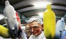 In Mainz wird der Rosenmontags-Motivwagen 85 mit dem Titel Papst.. in Einzelfällen erlaubt für seinen Einsatz fit gemacht, der das Thema Verhütung und Kirche behandelt. Der Mainzer Carneval Verein (MCV) hat die Motivwagen für den Umzug am Sonntag in der MCV-Wagenhalle in Mainz vorgestellt.  Foto: dpa