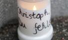 Eine Kerze mit der Aufschrift Christoph, du fehlst steht in Hamburg vor dem Haus eines bei der Erdbebenkatastrophe in Haiti ums Leben gekommenen 28-jährigen Mannes. Er arbeitete für eine Hamburger Exportfirma in dem Karibikstaat. Zum Zeitpunkt des Bebens hielt er sich den Angaben zufolge in einem Hotel in der Hauptstadt Port-au-Prince auf.
 Foto: ddp