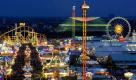 In den Abendstunden tauchen die Lichter der Fahrgeschäfte das Oktoberfest in ein buntes Lichtermeer. Foto: ap