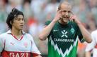 Reine Kopfsache: Bremens Petri Pasanen (rechts) gestikuliert neben Stuttgarts Shinji Okazaki. Das Spiel beider Teams endete 1:1 - zu wenig für beide Mannschaften. Foto: dapd