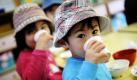 Vierjährige Kinder erfrischen sich während des Mittagessens in einem Kindergarten in Tokio mit Tee. Die japanische Regierung lies verlauten, dass im Wasser der Hauptstadt keine Rückstände von Radioaktivität mehr gefunden wurden. Damit wurde das Wasser wieder für Kinder frei gegeben. Um Tee und Milch für Babys zuzubereiten nutzen Kindergärten in Tokio aus Vorsicht dennoch lieber abgepacktes Wasser. Foto: dpa