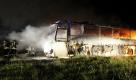 Gespenstige Kulisse: Feuerwehrleute löschen auf einer Koppel in Plau am See im Landkreis Ludwigslust-Parchim einen brennenden Bus. Gleich vier Busse sind in der Nacht zu Montag in Brand geraten. Es entstand ein Sachschaden von etwa 300.000 Euro. Die Polizei geht von Brandstiftung aus. Foto: dapd