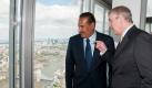 Natürlich hat The Shard auch eine Aussichtsplattform. Hier lässt sich bei Sonnenschein wunderbar die britische Hauptstadt überblicken. Scheich Hamad Bin Jassim Bin Jabr Al-Thani, Premierminister aus Qatar (l.), und Großbritanniens Prinz Andrew, Duke of York, hatten bei der Einweihung Anfang Juli Glück mit dem Wetter. Foto: dpa