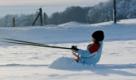 Eine Frau reitet am Montag (27.12.2010) in Unering im Landkreis Starnberg (Oberbayern) auf einem Pferd über eine Wiese und zieht dabei ein Mädchen, das auf einem Schlitten sitzt. Foto: Andreas Gebert dpa/lby +++(c) dpa - Bildfunk+++ Foto: dpa